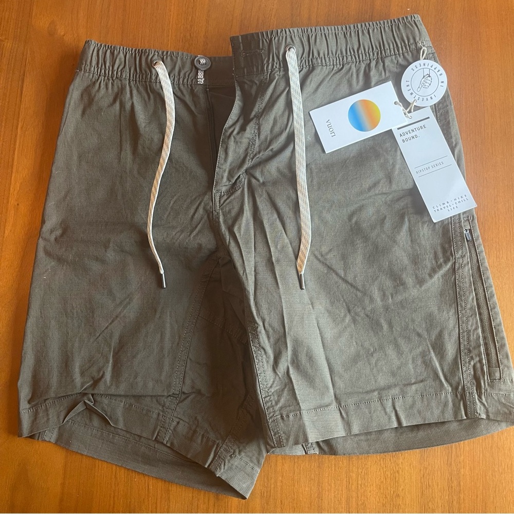 NWT Vuori Ripstop Cargo Cargo Pocket Short - “Dark Oregano” color (Size Large)